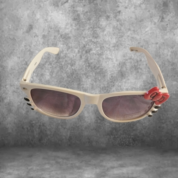NWOT/ CUTE LADIES RETRO FASHION HELLO KITTY SUNGLASSES W/ BOW AND WHISKERS - Picture 3 of 4